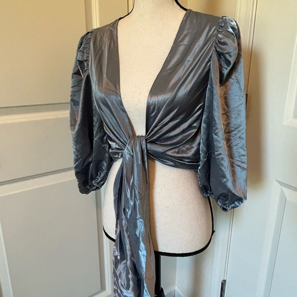 Forever 21 blue silk puffy leave mid sleeve tie front crop top shawl